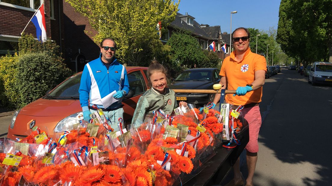 De Oranjevereniging in Oog in Al deelt bloemen uit aan leden omdat de festiviteiten vandaag niet door kunnen gaan.
