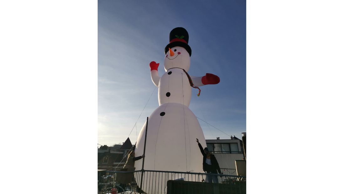 Eenmaal opgetuigd meet de sneeuwman tien meter.