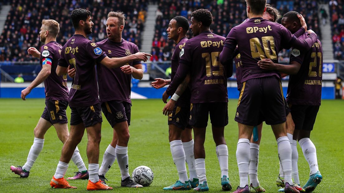 FC Groningen-spelers zijn blij met de goal tegen sc Heerenveen, in het vorige treffen