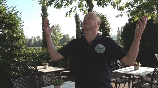 Emiel heeft net een nieuw terras, blijkt het Pieterpad verplaatst