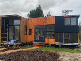Bewoners blij met duurzaam tiny house in Rotterdams Zuiderpark: 'Het is hartstikke groen'