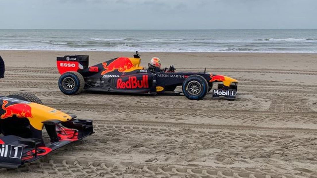 Formule 1-wagens op het strand