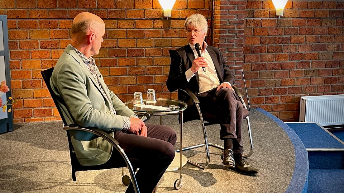 Theodor Kockelkoren (rechts) in gesprek met de voorzitter van de Groninger Bodem Beweging
