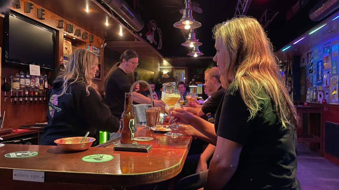 in New Café Image worden de eerste biertjes van Sabel geproefd