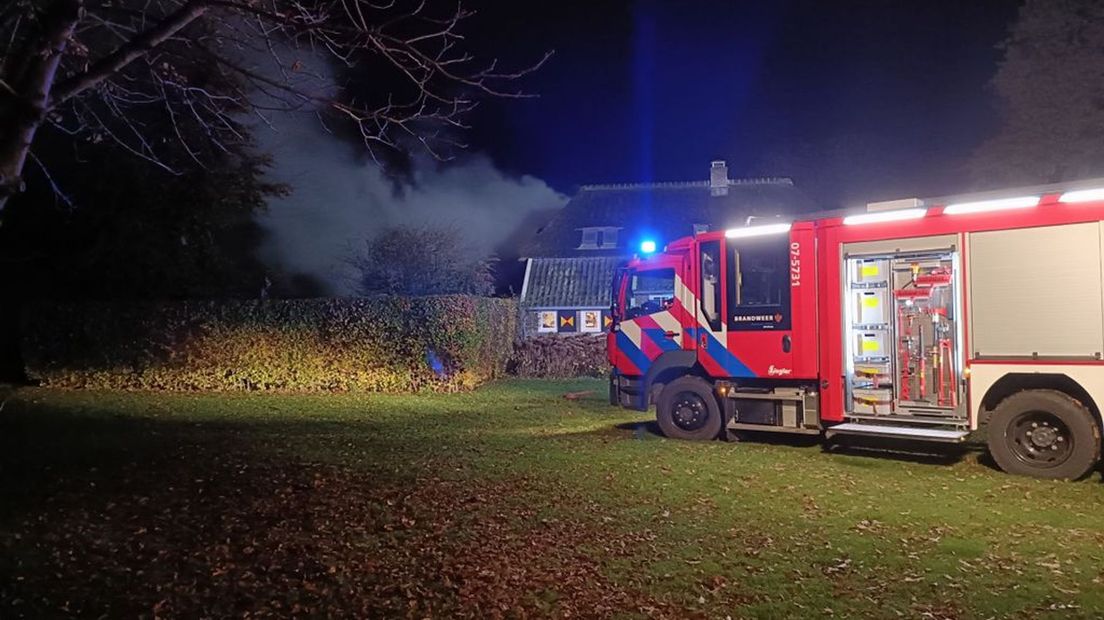 Bij de brand in de woonboerderij kwam veel rook vrij.