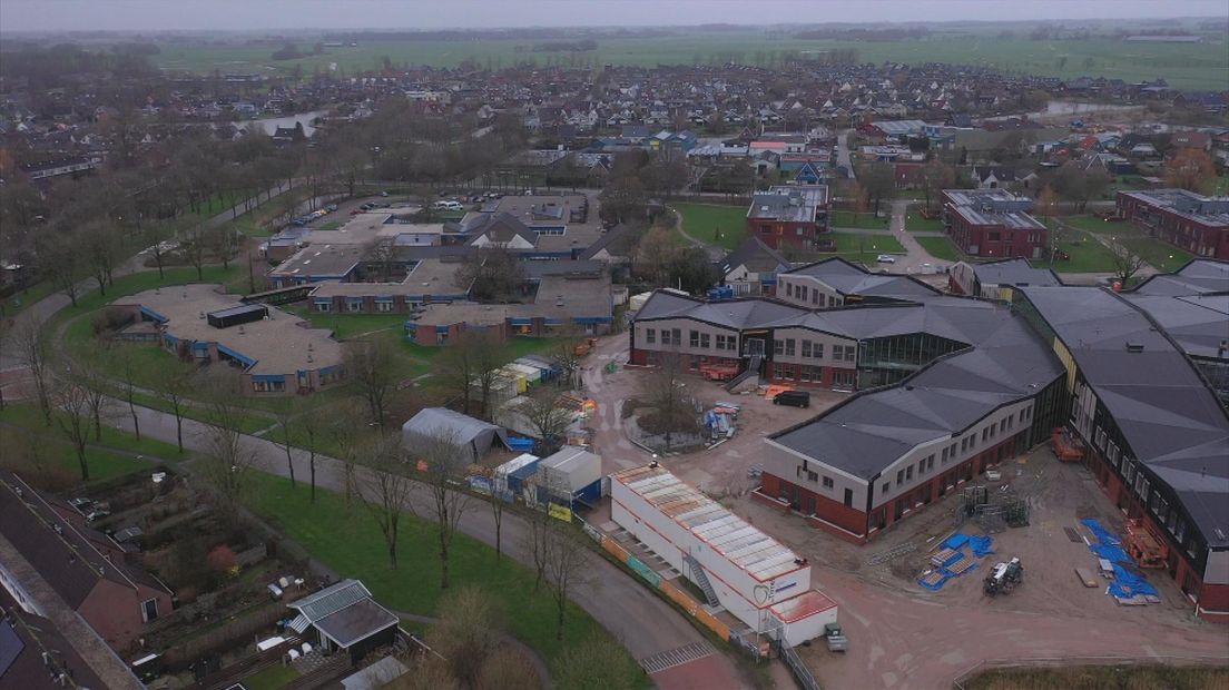 Links is het oude gebouw van De Twaalf Hoven te zien