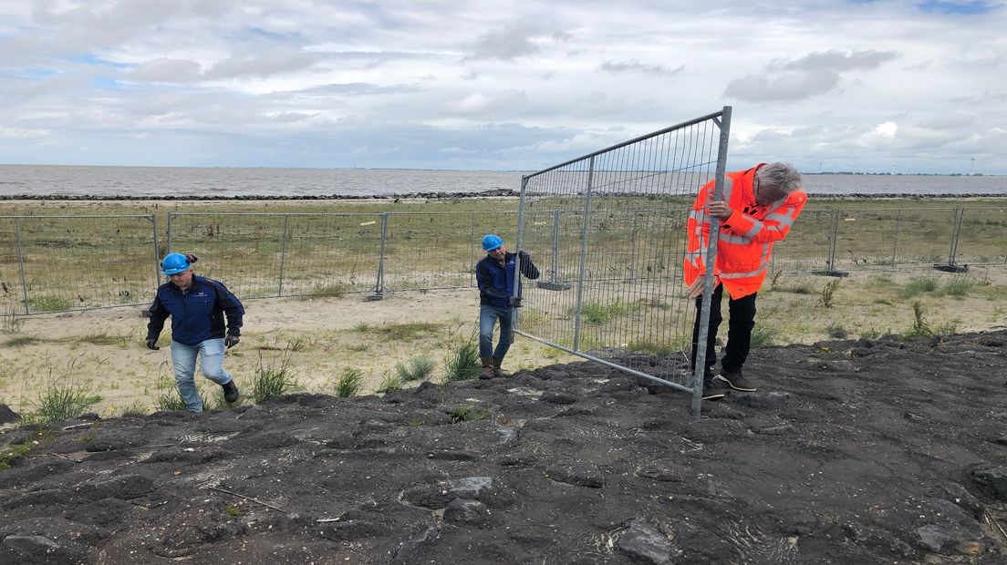 De hekken van de kwelders worden weggesleept
