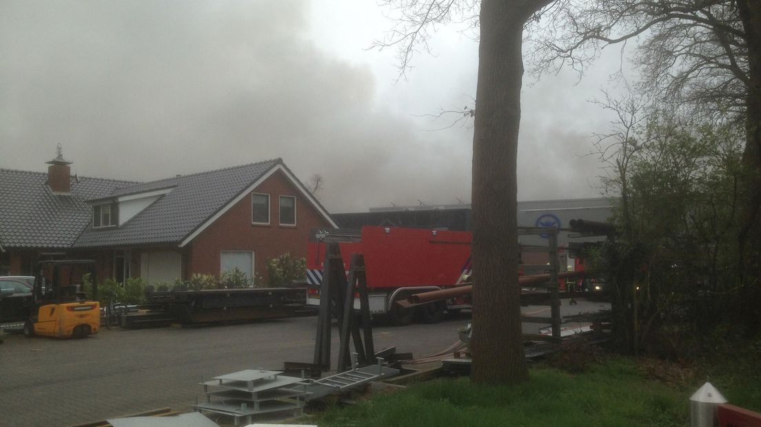 Rook uit het dak van het staalconstructiebedrijf