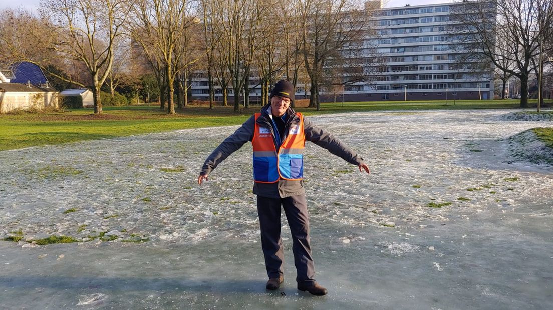 Vrijwilliger Robbert van Vliet op de kapotte ijsbaan.