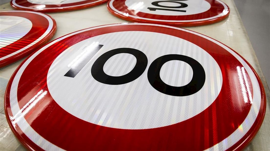 De snelheidsverlaging van 130 naar 100 km/u is een tijdelijke maatregel