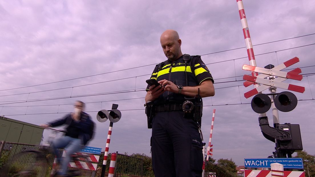 Wijkagent Silvan Vael aan het werk in Goes-Zuid