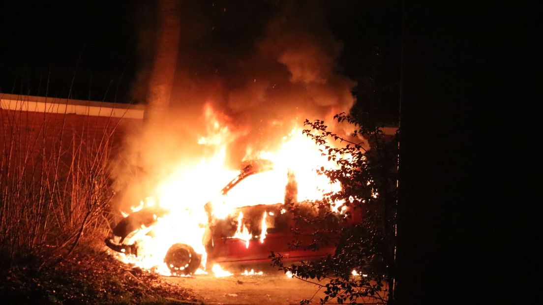 Ook in de Lomanlaan vloog een auto in de brand (Rechten: De Vries Media)