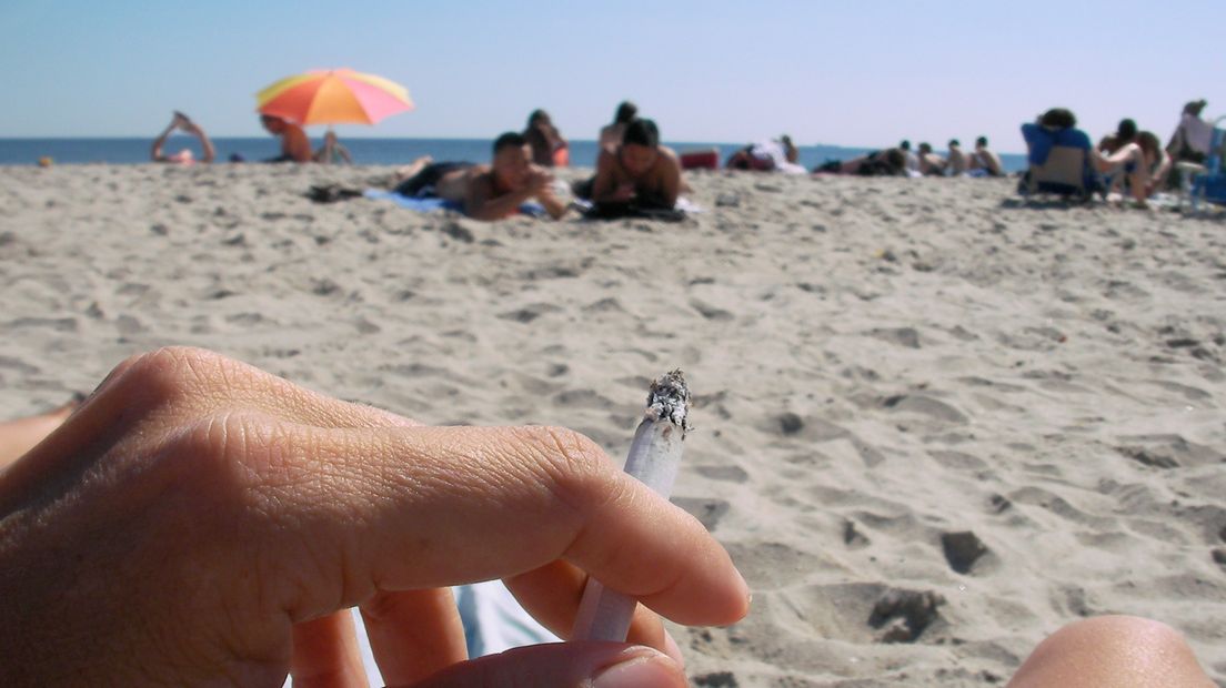 Wordt roken op het strand taboe?