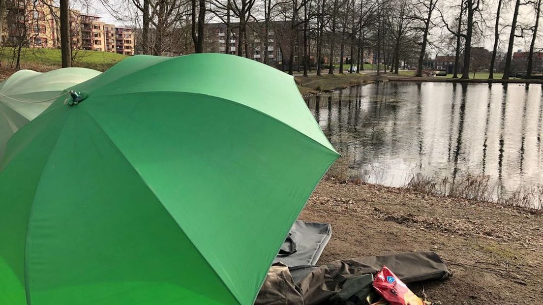 Angelo wilde niet herkenbaar op de foto.