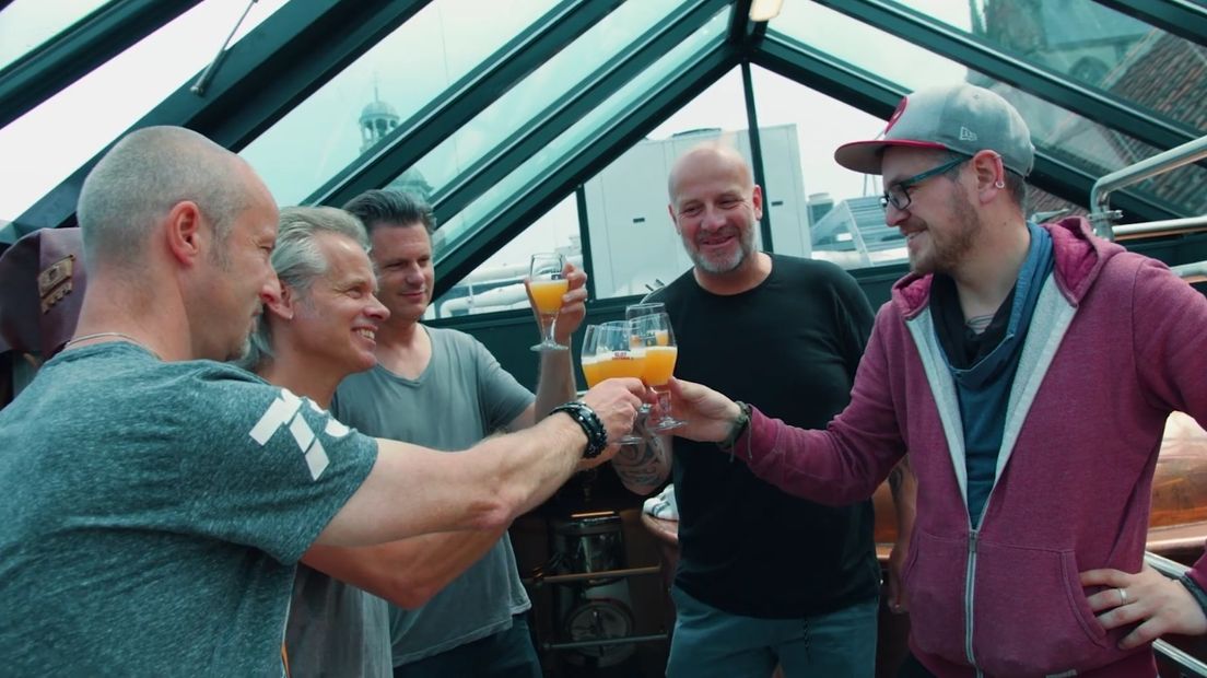 De mannen van BLØF met brouwmeester Jens van Stee van Slot Oostende
