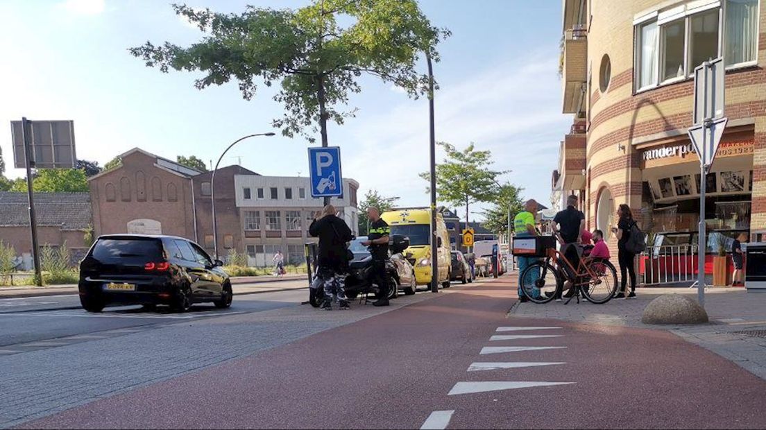 Ongeluk in Hengelo: fietser gewond, scooterrijdster mee naar politiebureau