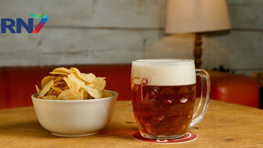Een biertje en een snack zijn volgens het college nu te goedkoop in gemeentelijke accommodaties.