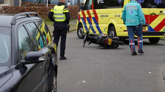 Scooterrijder gewond naar ziekenhuis na ongeluk met automobilist in Peize.