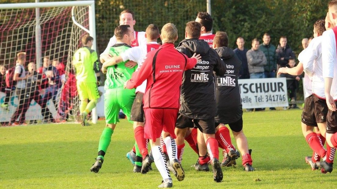 Feest in Kapelle na de bekerwinst op Kloetinge
