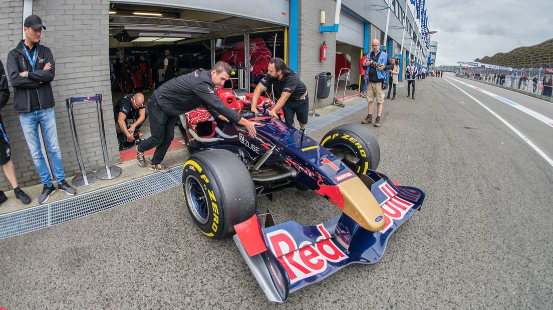Een Formule 1-auto van Red Bull op het circuit in Assen (Rechten: archief RTV Drenthe/Kim Stellingwerf)