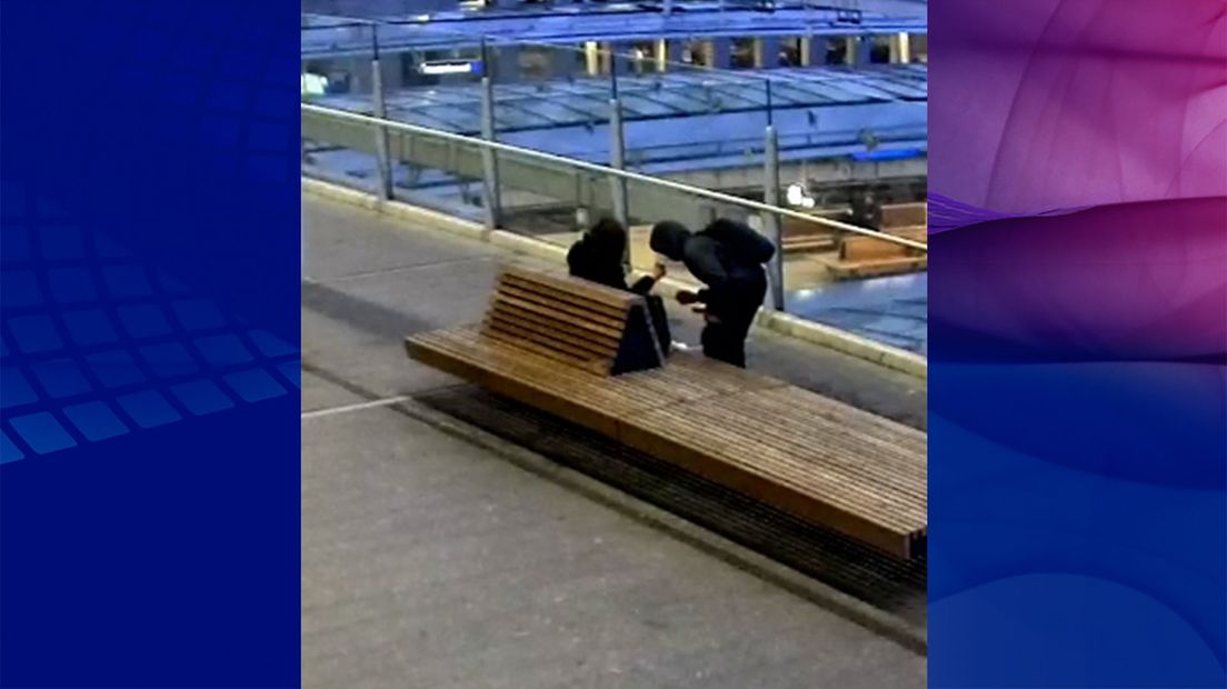 De politie wil graag spreken met de persoon op dit bankje op Utrecht Centraal Station. Hij kan een belangrijke getuige zijn.