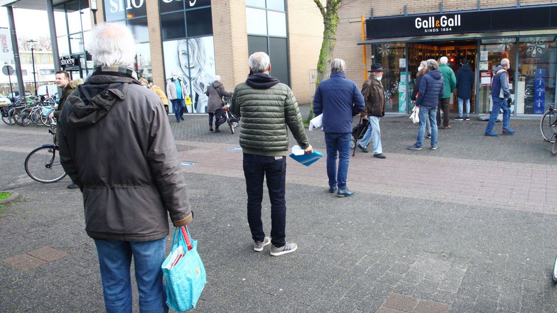 Lange rij bij de Gall en Gall in Amersfoort.
