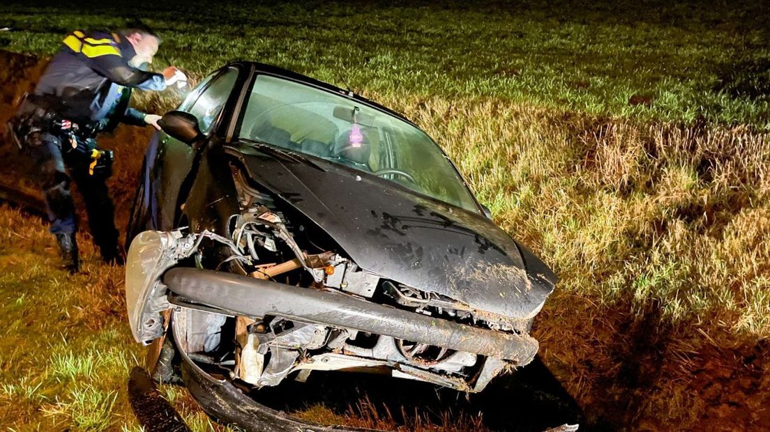 Politie zoekt naar bestuurder van auto die in de sloot ligt