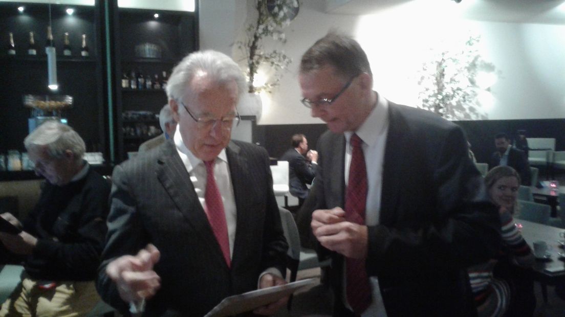 Jan Nieboer (r) en commissaris van de koning Jozias van Aartsen (Rechten: Tegenwind Veenkoloniën)