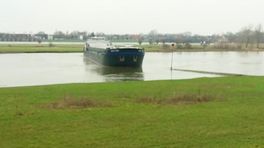 Bijzondere beelden: schip maakt riskante draai op IJssel