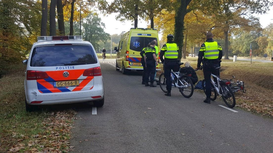 Politie en ambulance verlenen hulp aan gevallen fietsster