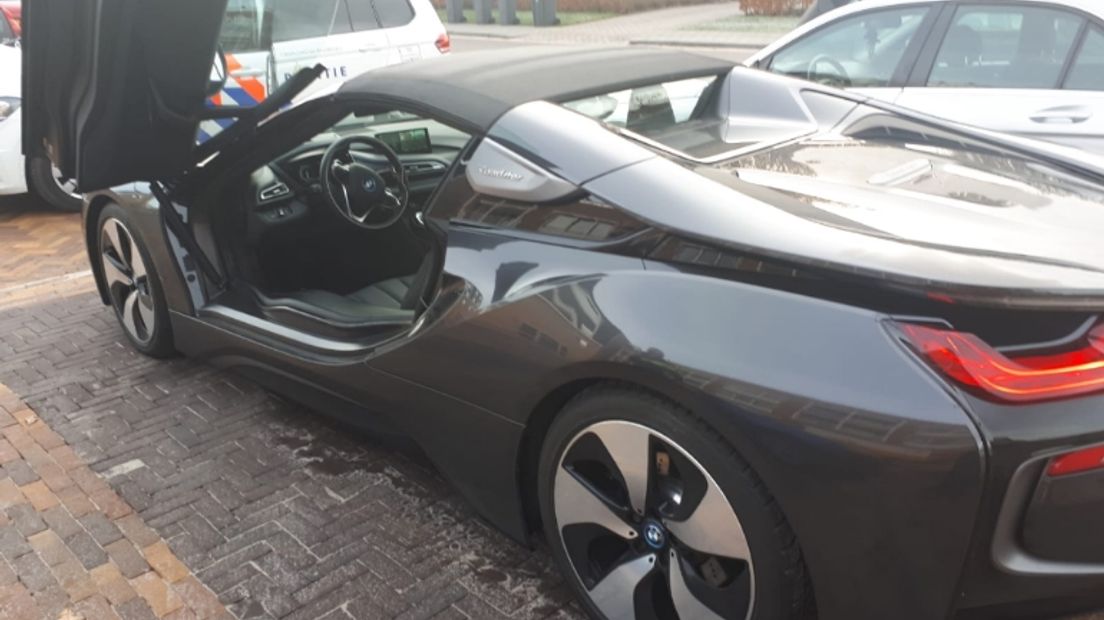 De gevonden BMW i8 Roadster (Rechten: Politie Aa en Hunze)