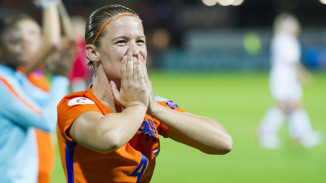 Mandy van den Berg na het veroveren van de Europese titel met Oranje