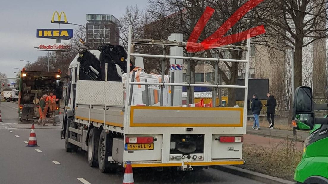 De snelheidscontrole wordt neergezet op de Europaweg