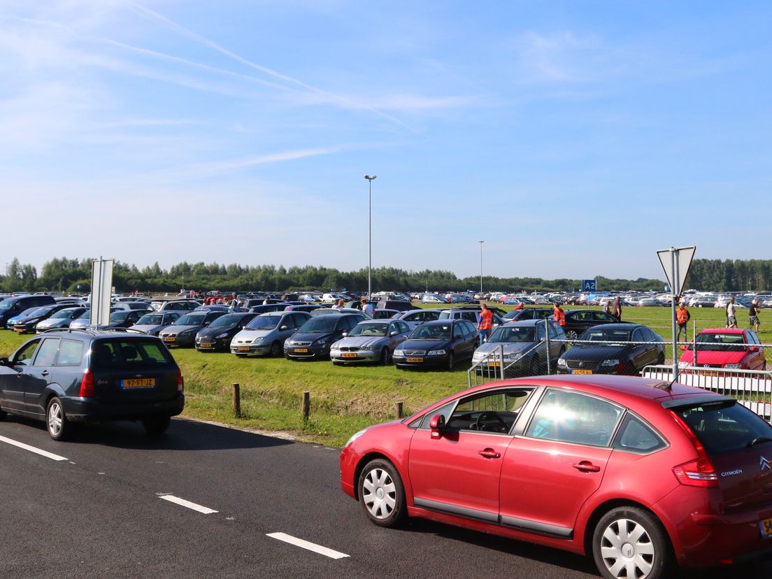 Alle parkeerplaatsen op en rond het circuit zijn bezet (Rechten: Herman van Oost)