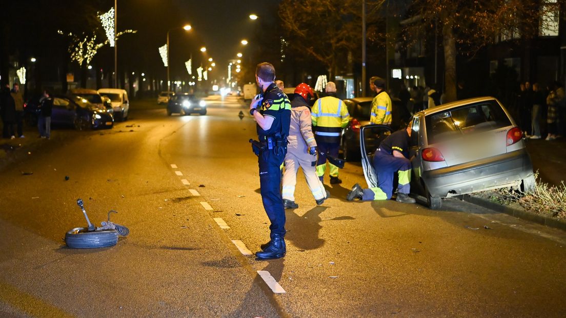 Eén van de auto's is een wiel kwijtgeraakt.