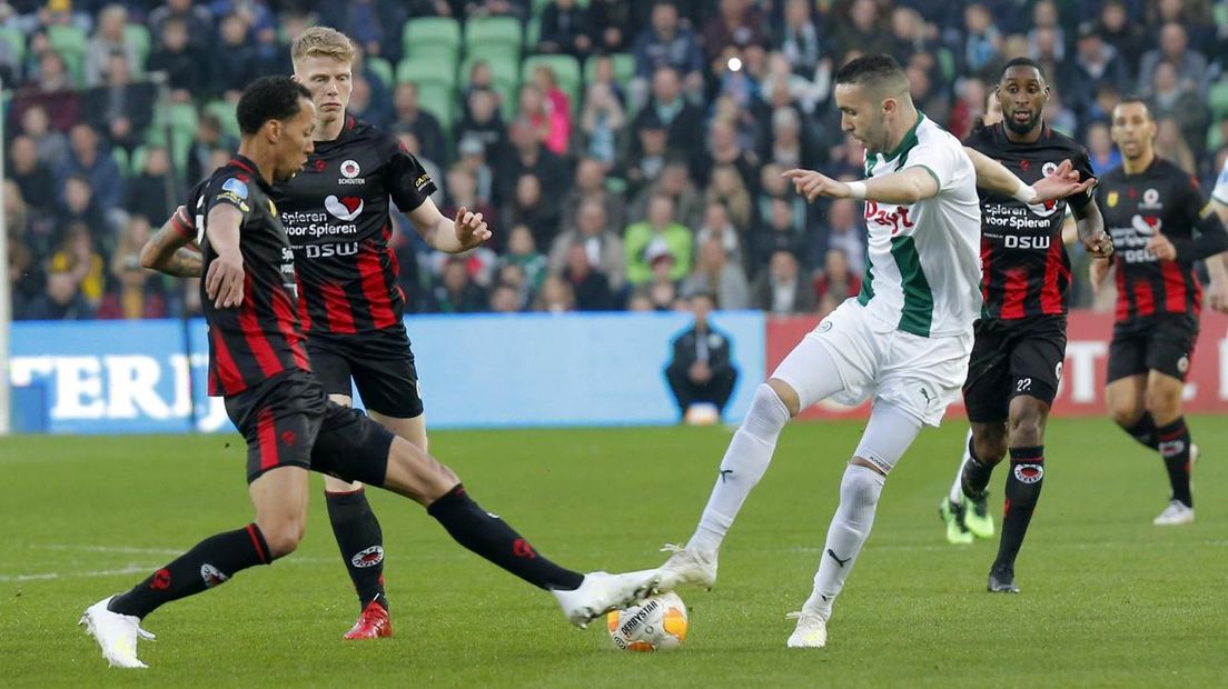 Mimoun Mahi houdt controle over de bal in duel met Ryan Koolwijk