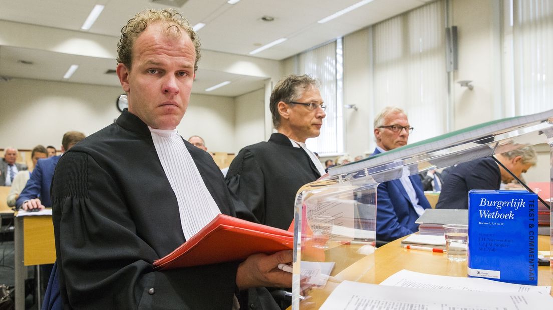 De advocaten en voorzitter Lolke Weegenaar van Stichting WAG in de rechtszaal