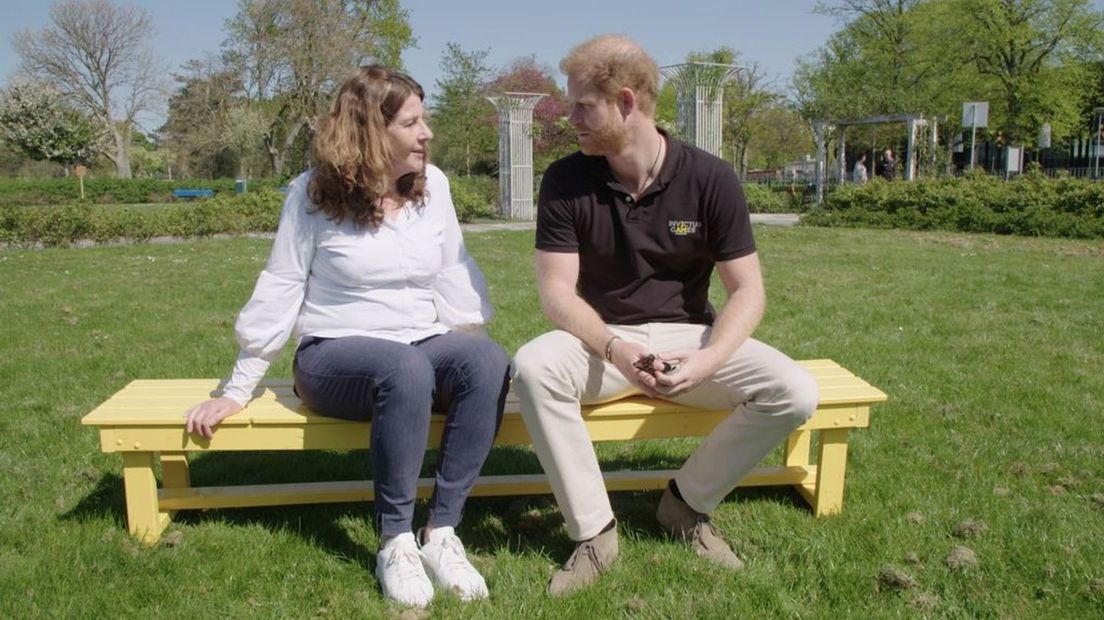 Conny Wenting met Prins Harry op één van de gele bankjes