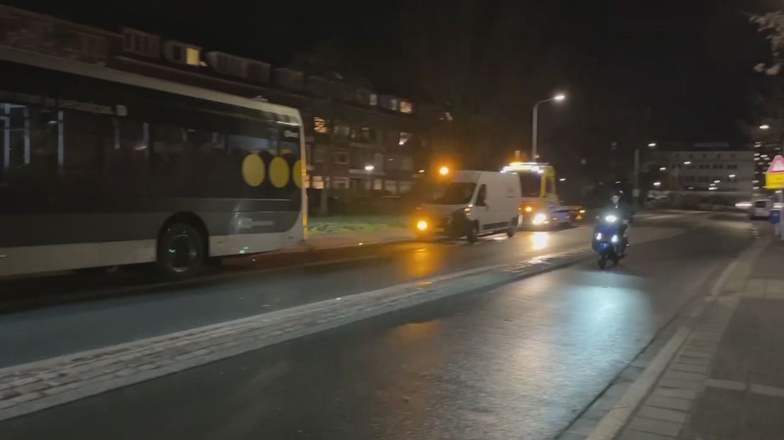 Elektrische bus strandt op fietspad in Stad