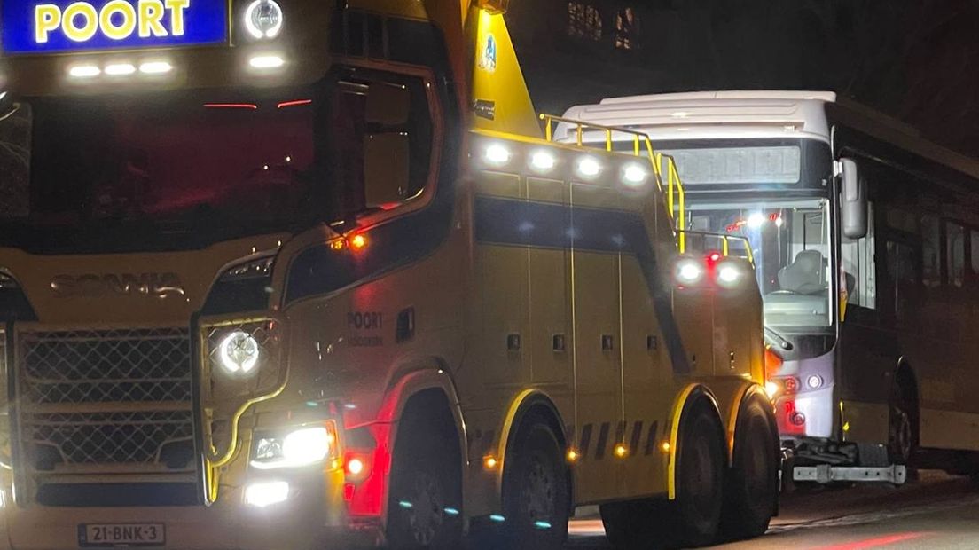 De bus wordt afgesleept