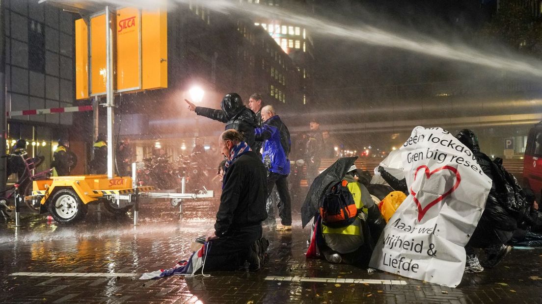 Het waterkanon wordt ingezet