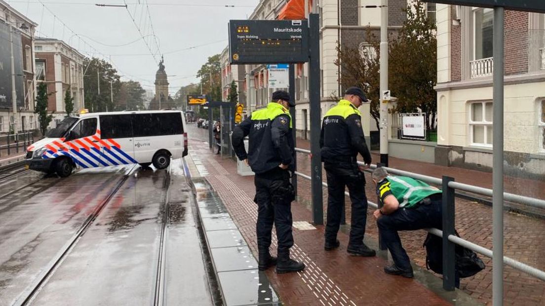 Politieagenten doen onderzoek naar het verdachte pakketje