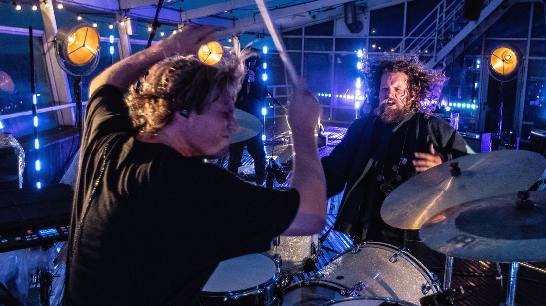 Drummer Jamie en zanger Marcel van DI-RECT