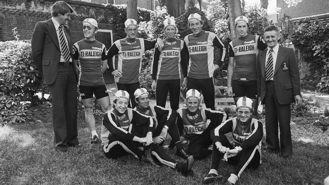De 'ploeg Post' in 1977 met oud-Kettingrenners Piet van Katwijk, Aad van den Hoek en Hennie Kuiper.