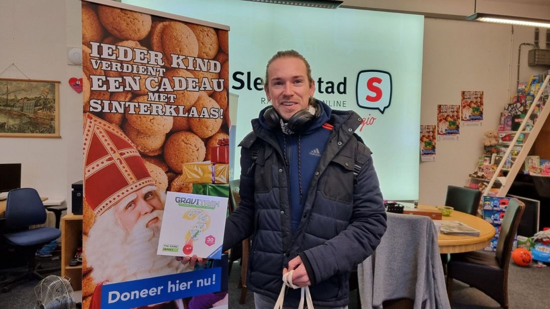 Lennart doneert cadeaus bij Sleutelstad in Leiden