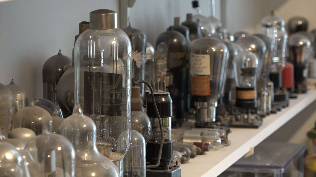 Een deel van Franks collectie radiobuizen.