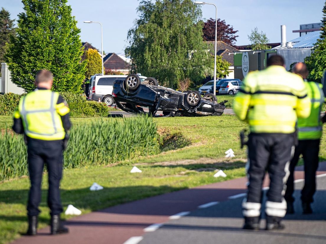 De auto werd in Bleiswijk na het ongeluk op de kant getrokken.