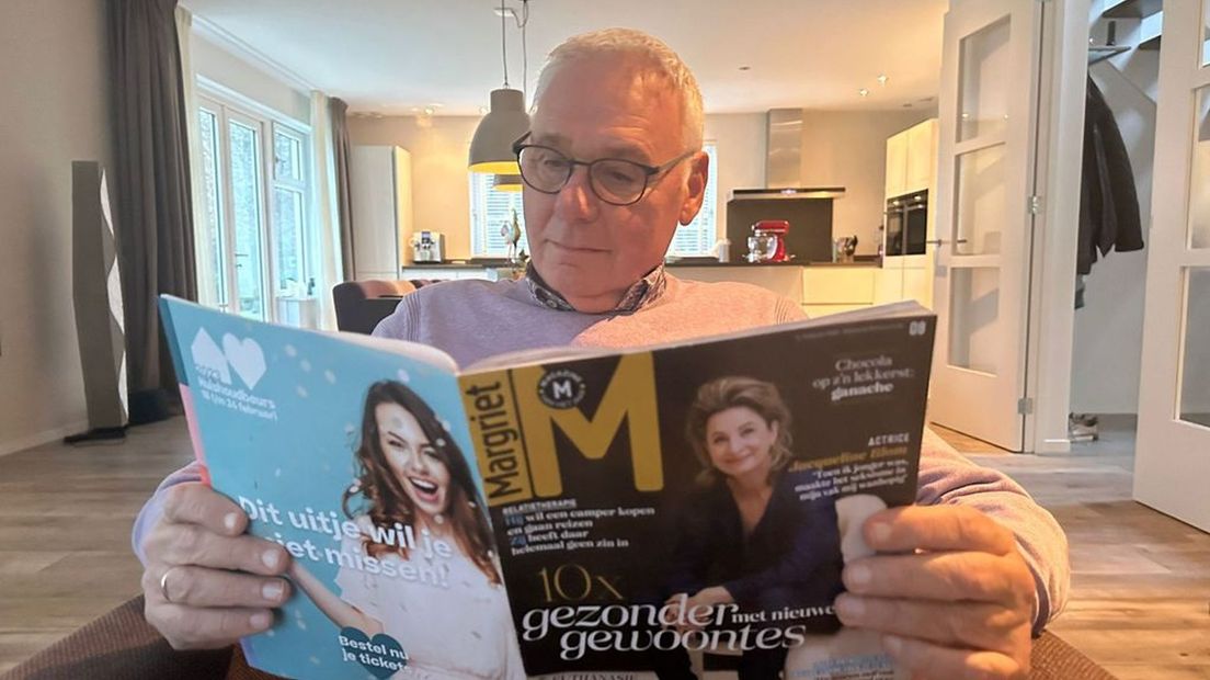 Presentator Jan de Hoop leest in Margriet