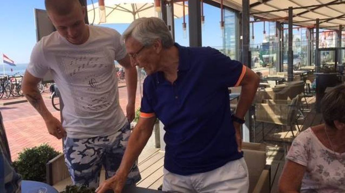 Piet de Visser overhandigt boek aan Zeeuws talent (video)