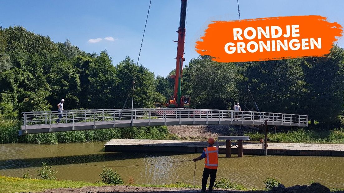 De brug van 34 meter wordt op zijn plek getild